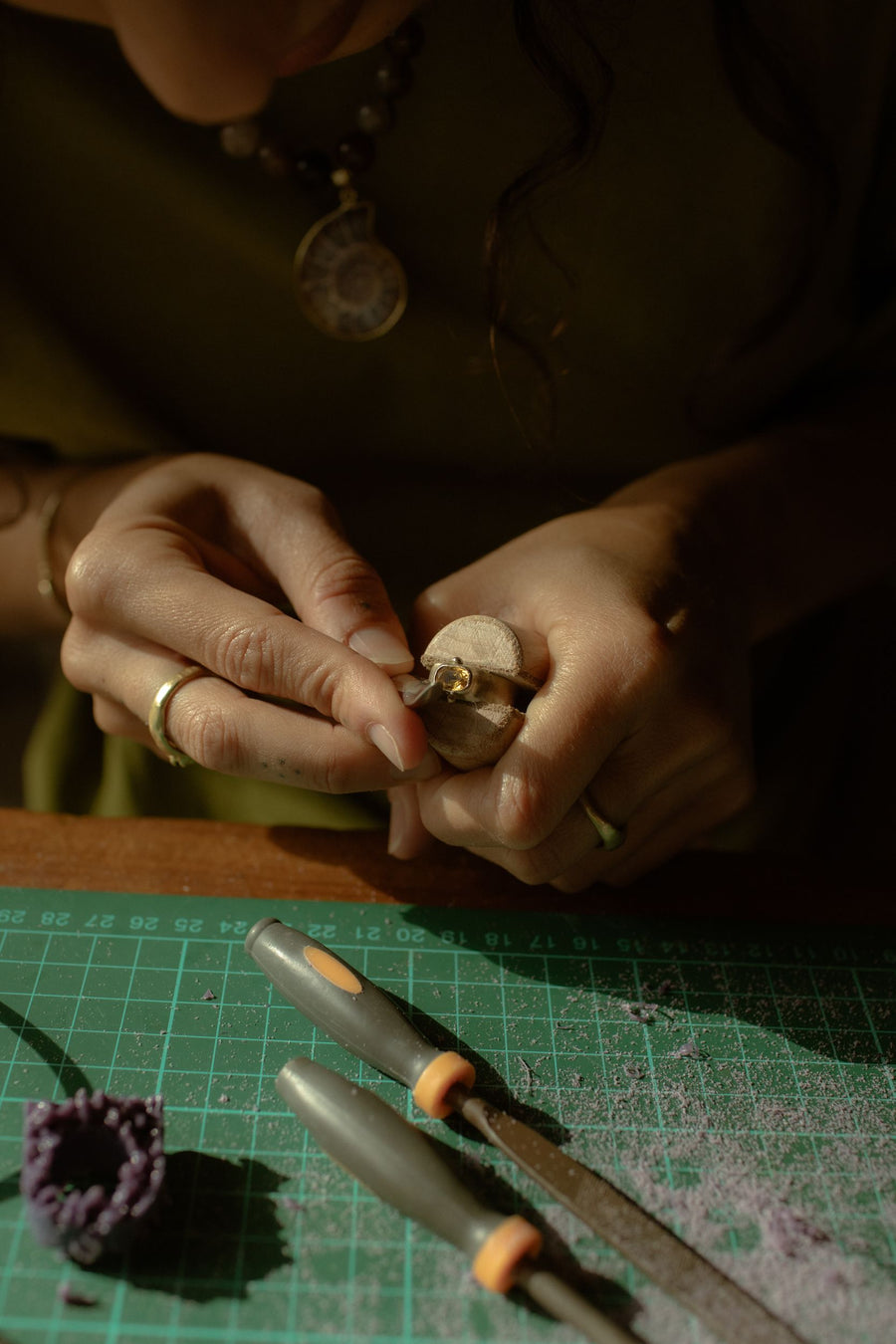 Setting a stone by hand